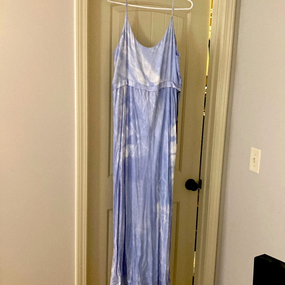 Gorgeous maxi dress for summer night or wedding guest!